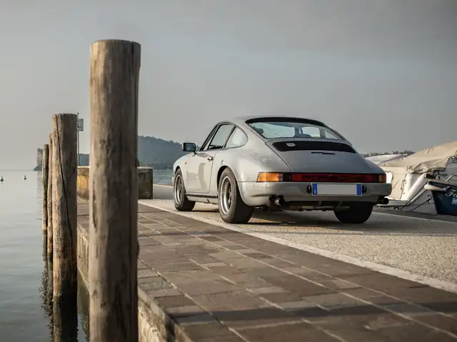 Porsche 911 view 7