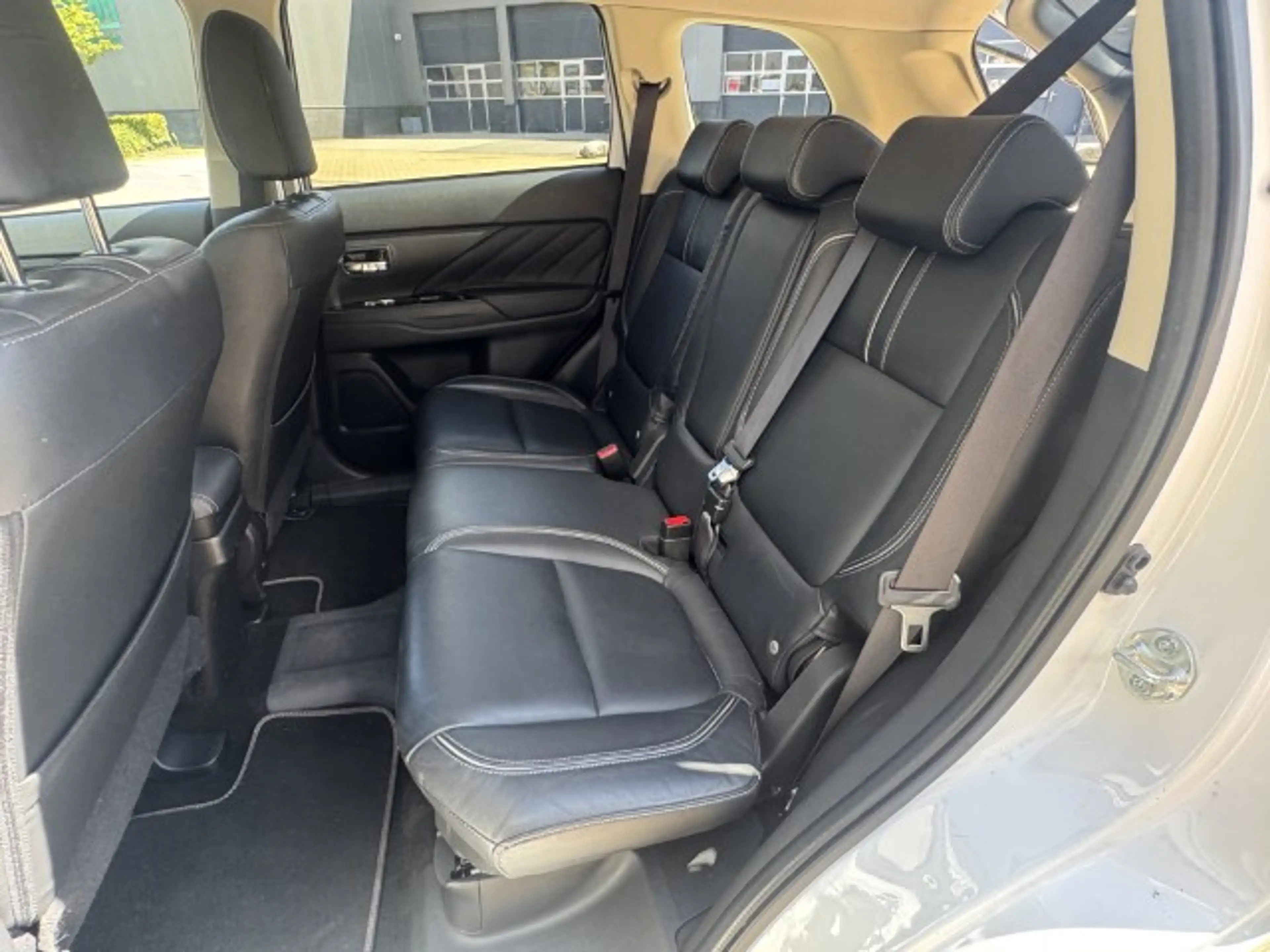 Mitsubishi Outlander 2.0 PHEV Prestige Leer, schdak — photo 5