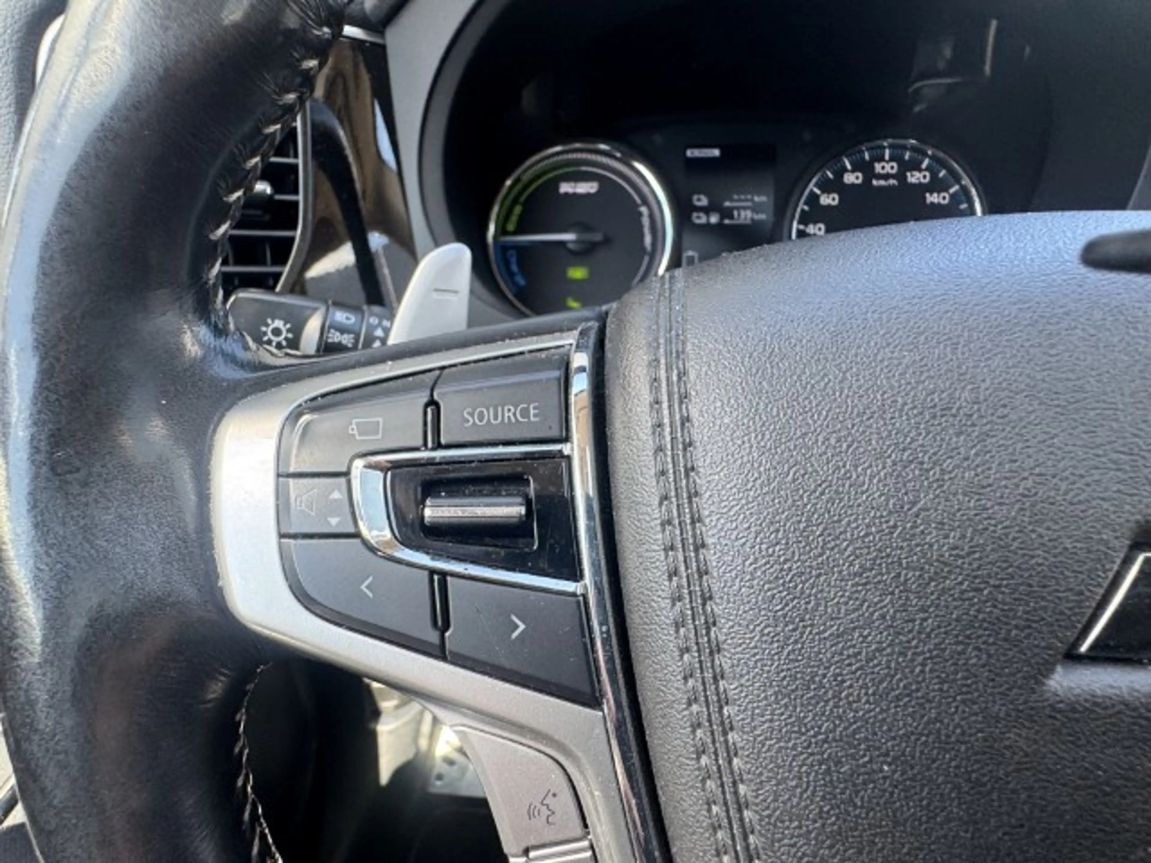 Mitsubishi Outlander 2.0 PHEV Prestige Leer, schdak — photo 14