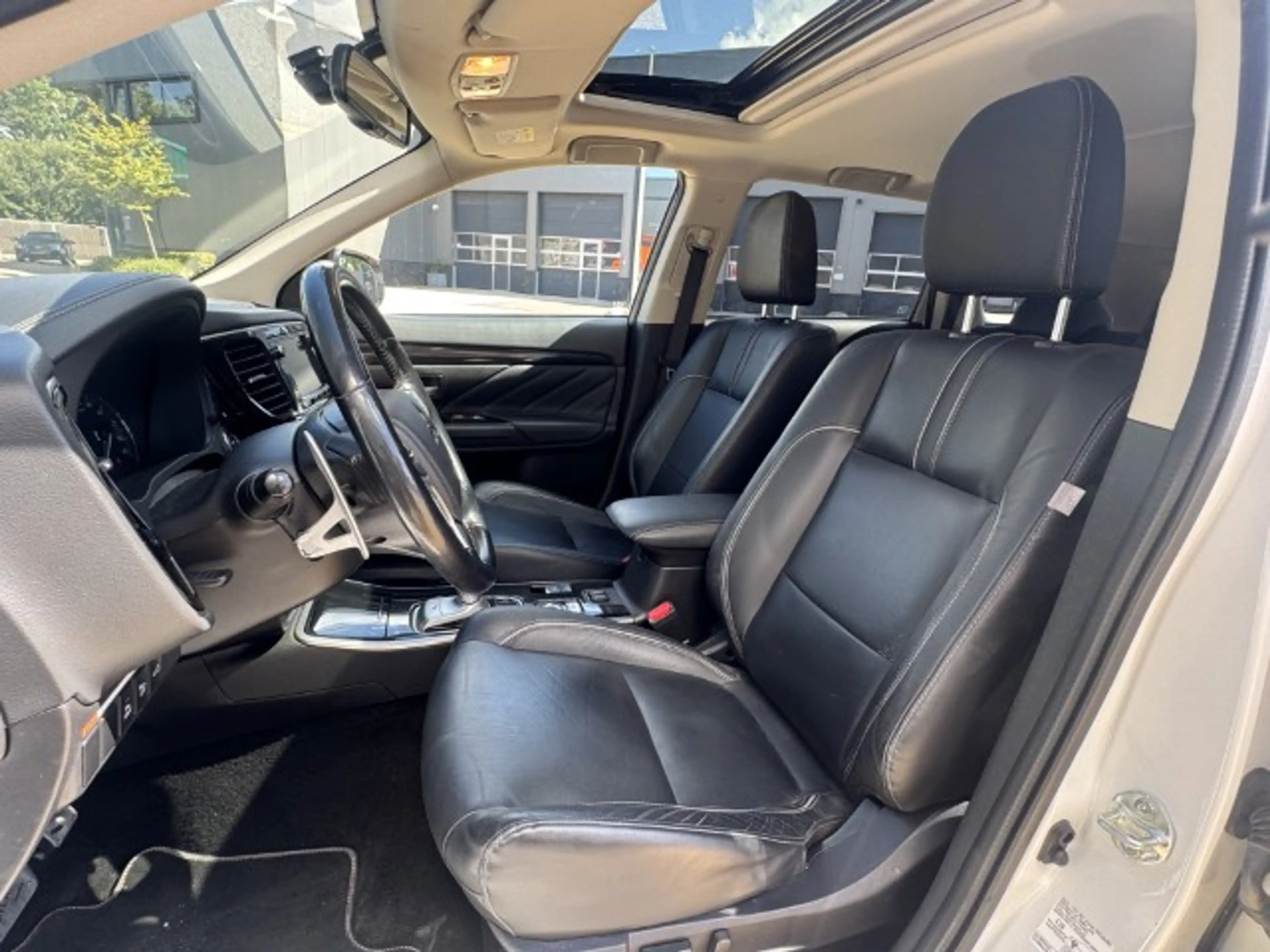 Mitsubishi Outlander 2.0 PHEV Prestige Leer, schdak — photo 8