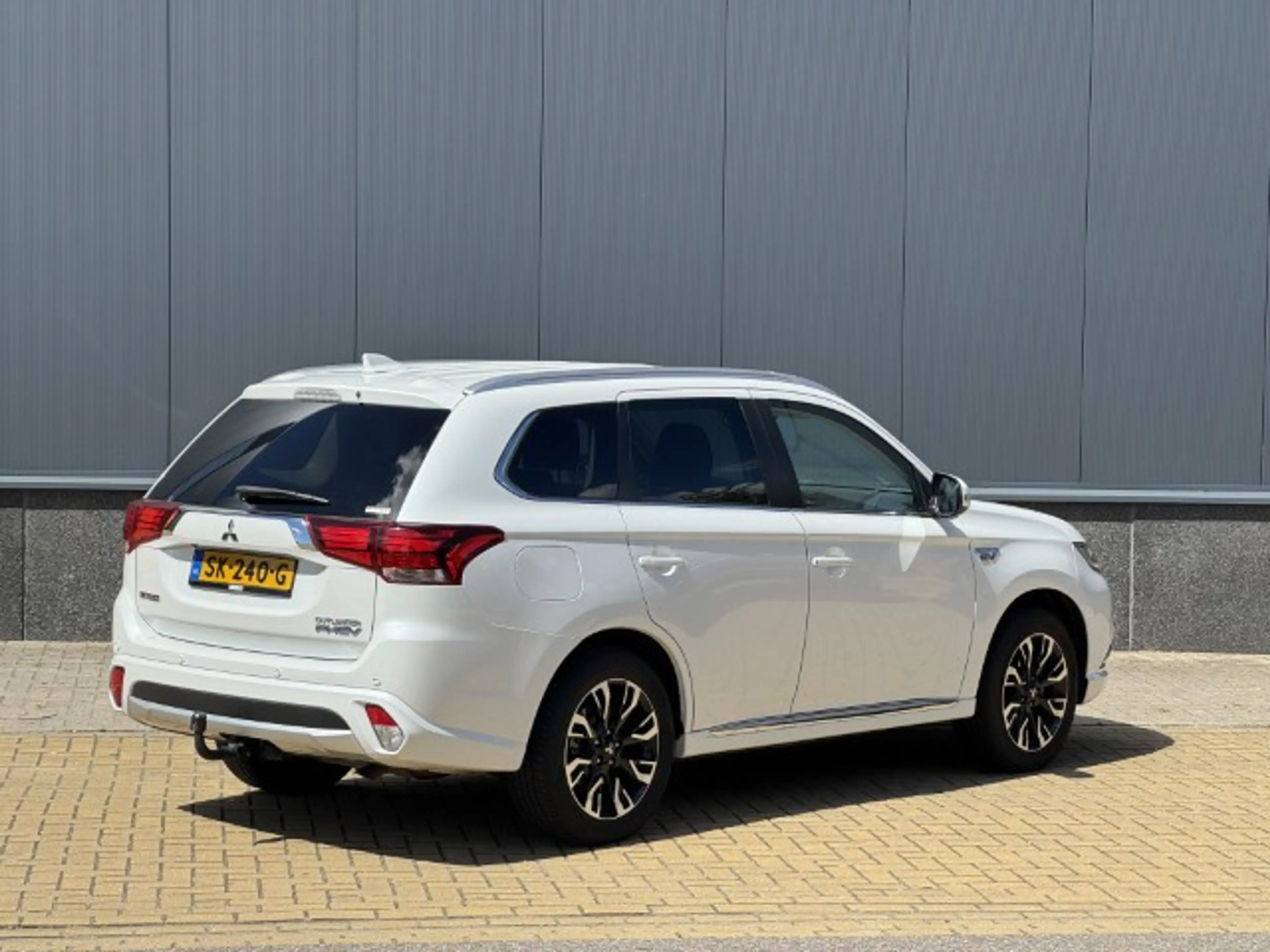 Mitsubishi Outlander 2.0 PHEV Prestige Leer, schdak — photo 2