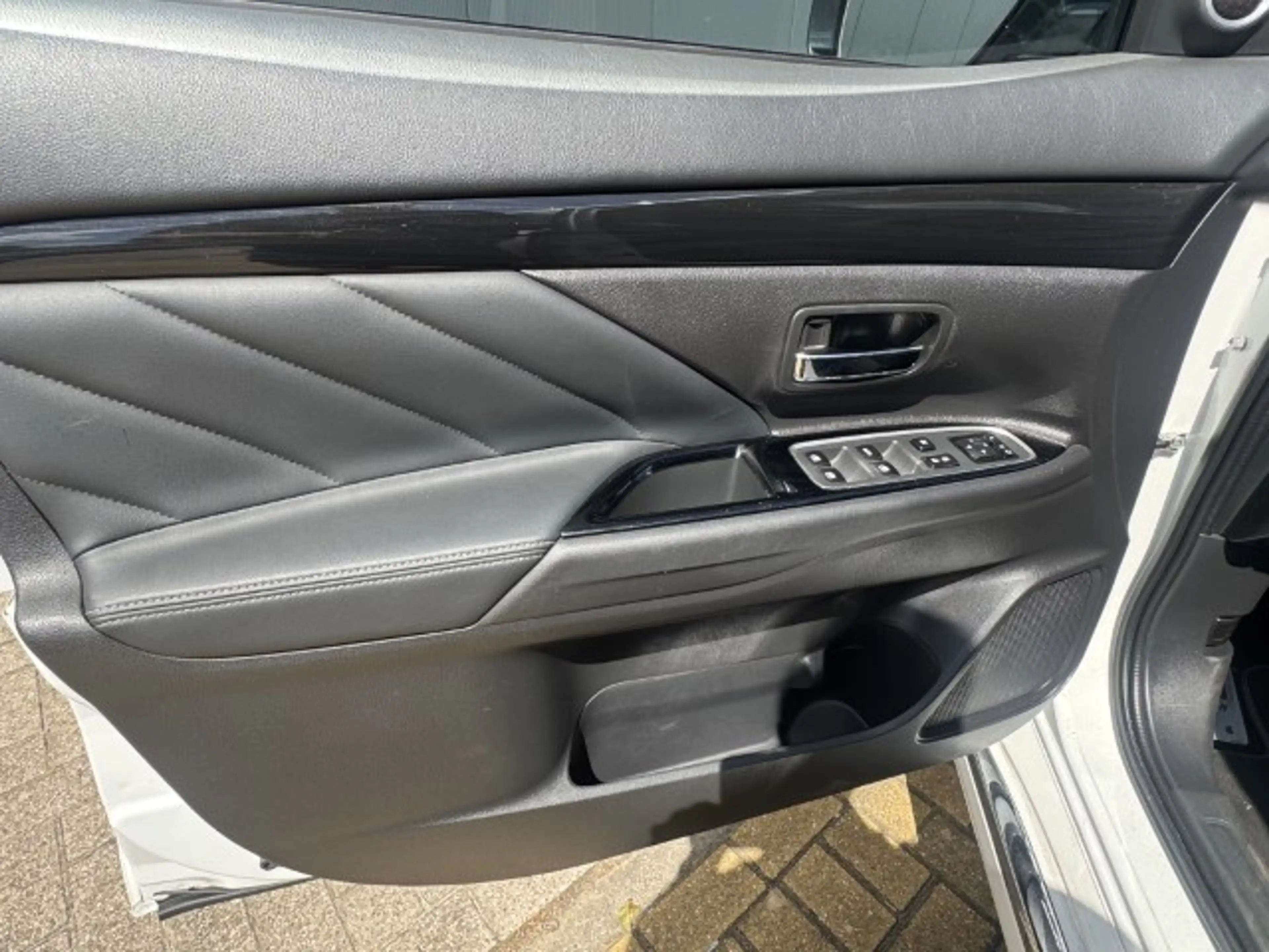 Mitsubishi Outlander 2.0 PHEV Prestige Leer, schdak — photo 9
