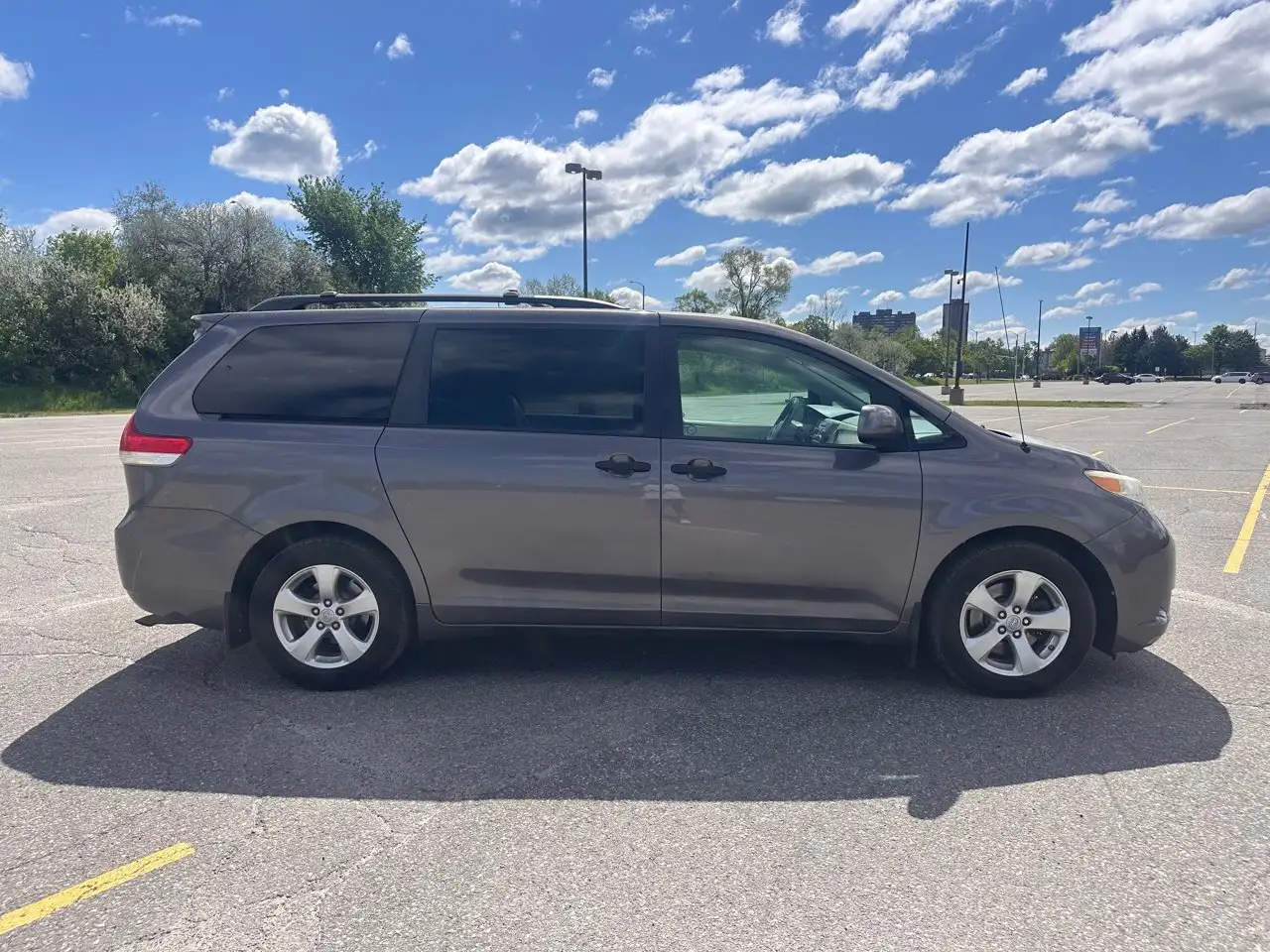 Toyota Sienna снимка Toyota Sienna