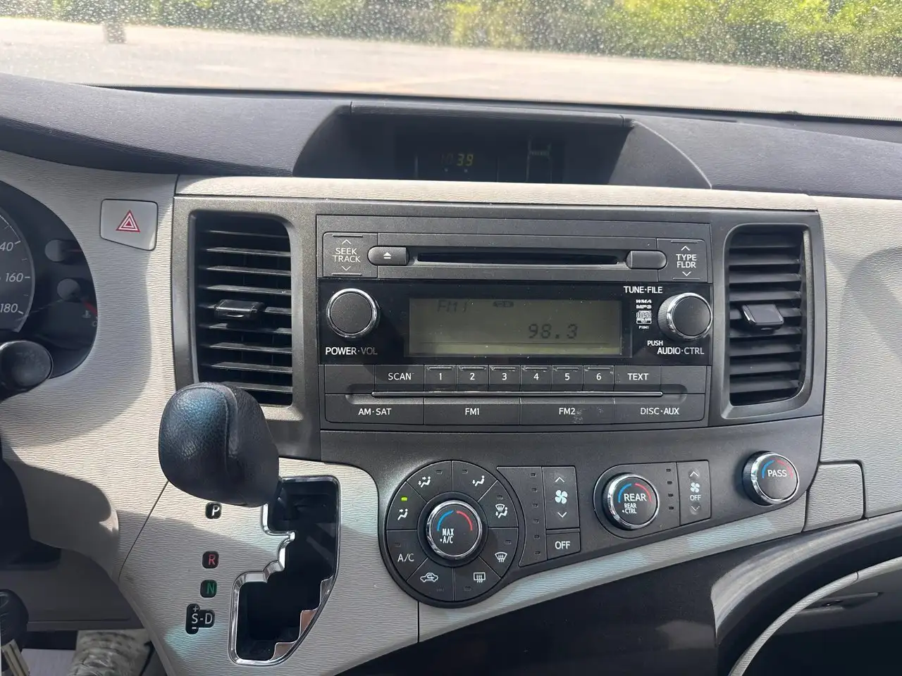 Toyota Sienna снимка Toyota Sienna