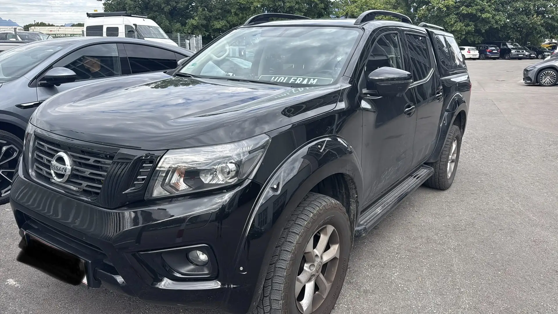 Nissan Navara Double Cab 4x4 2,3 dCi Aut. N-Guard Schwarz - 1