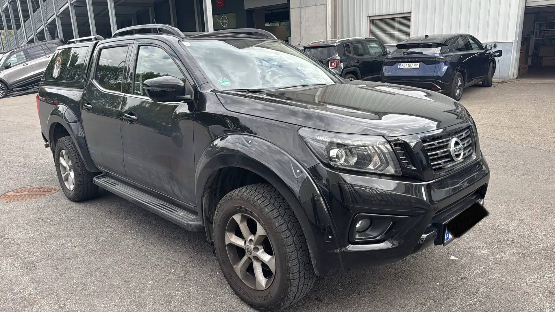 Nissan Navara Double Cab 4x4 2,3 dCi Aut. N-Guard Schwarz - 2