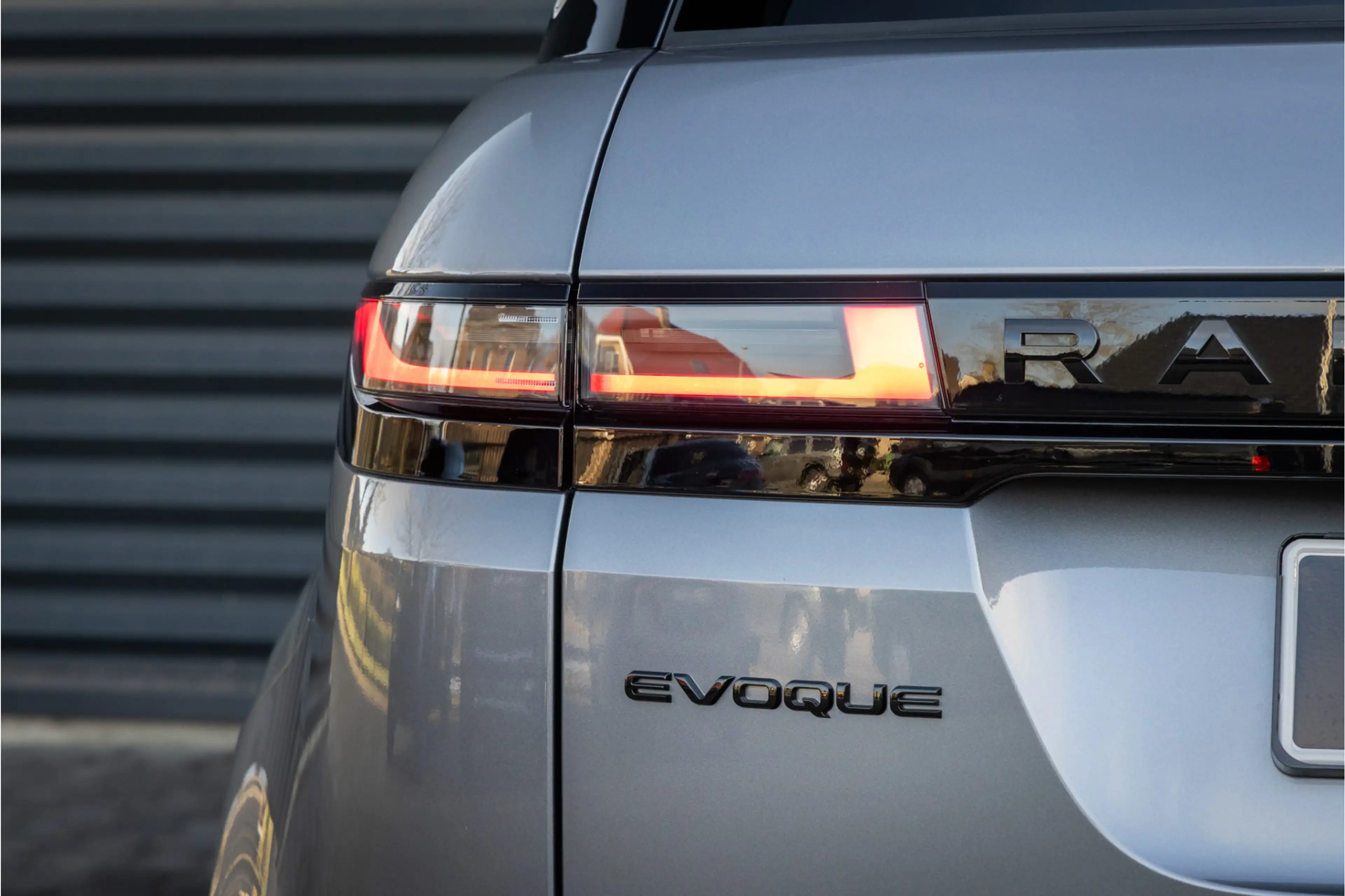 Land Rover Range Rover Evoque P270e PHEV AWD Dynamic SE 20'' - Eiger Grey — photo 33
