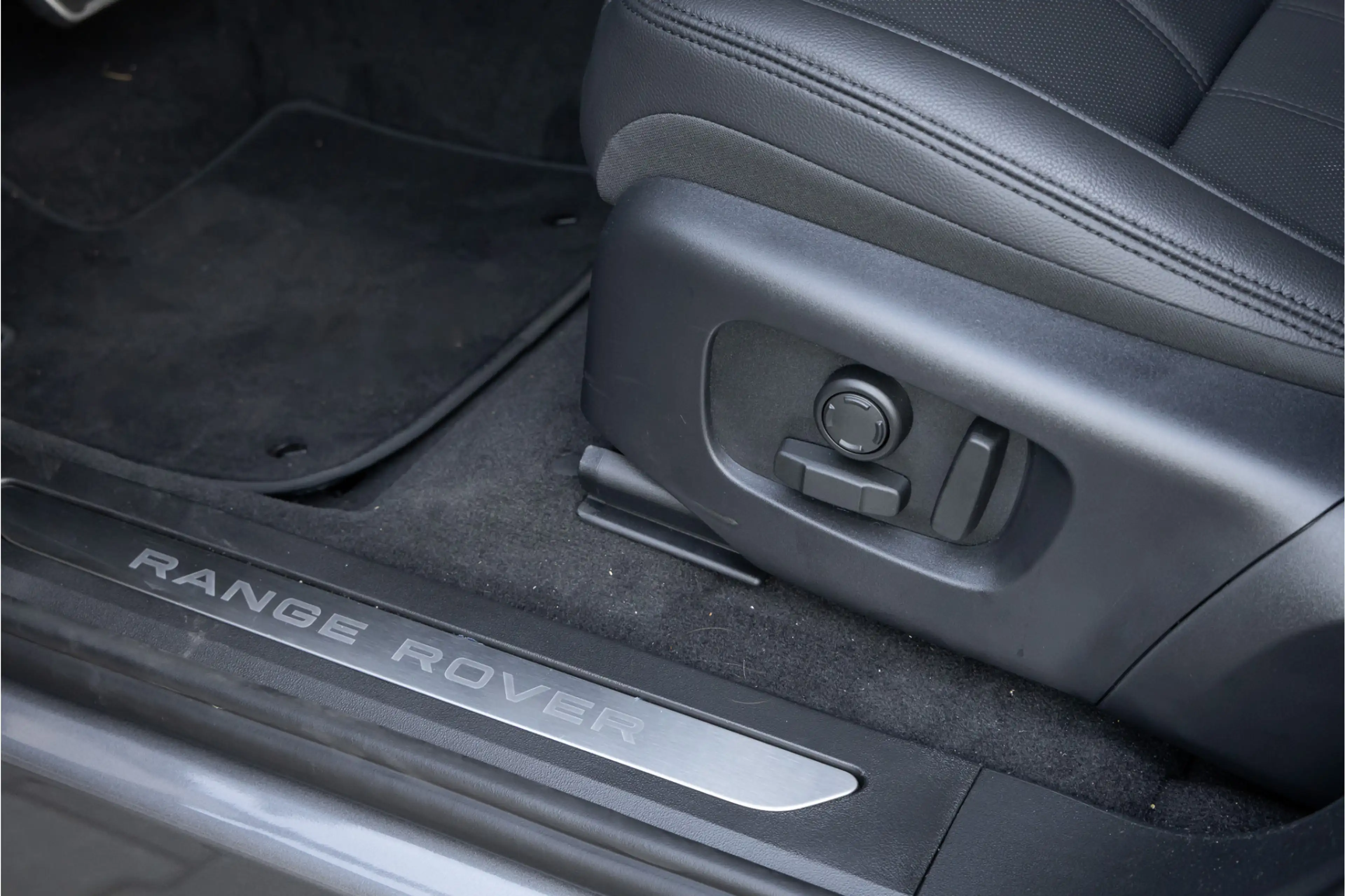 Land Rover Range Rover Evoque P270e PHEV AWD Dynamic SE 20'' - Eiger Grey — photo 30
