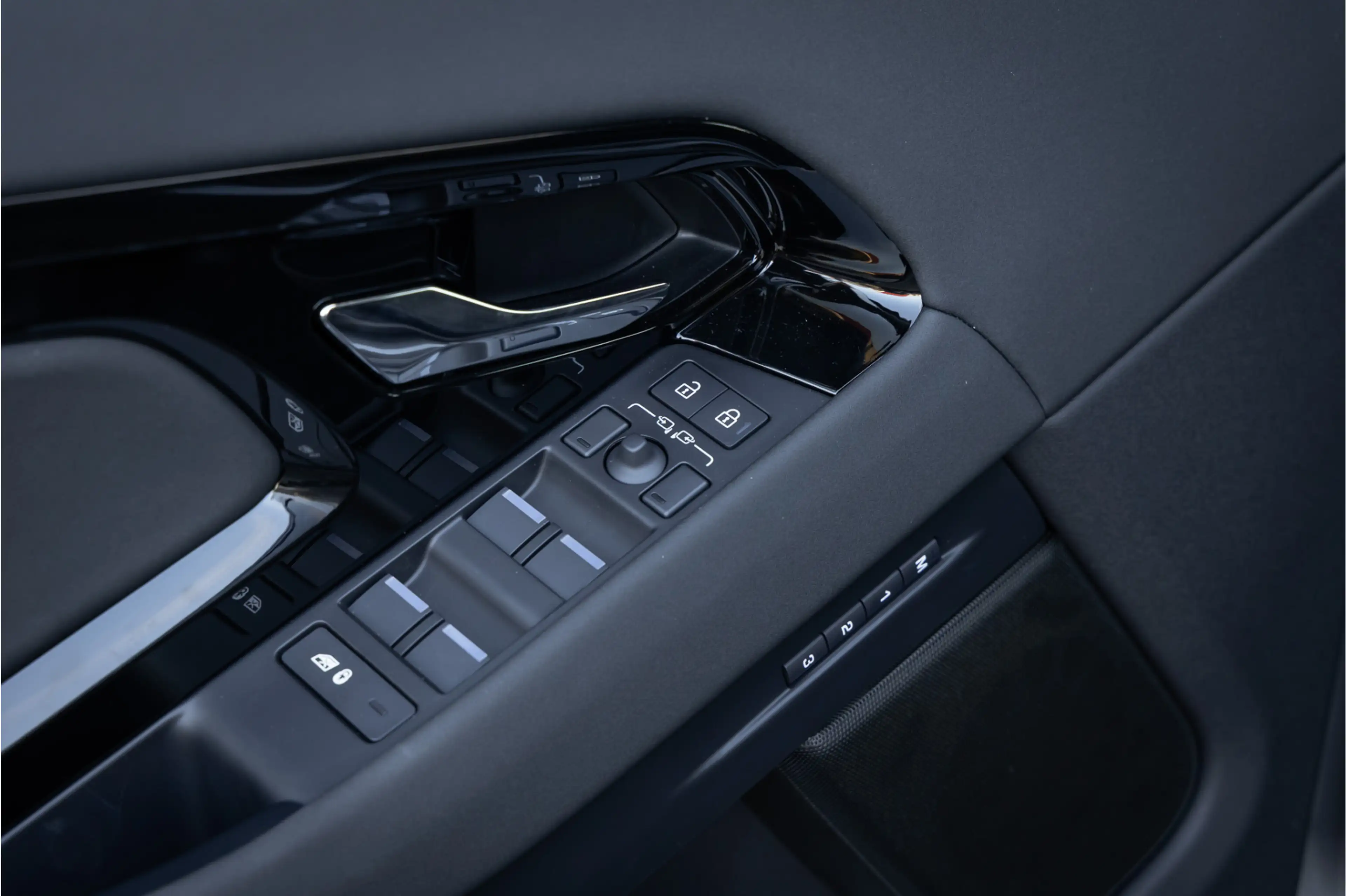 Land Rover Range Rover Evoque P270e PHEV AWD Dynamic SE 20'' - Eiger Grey — photo 36
