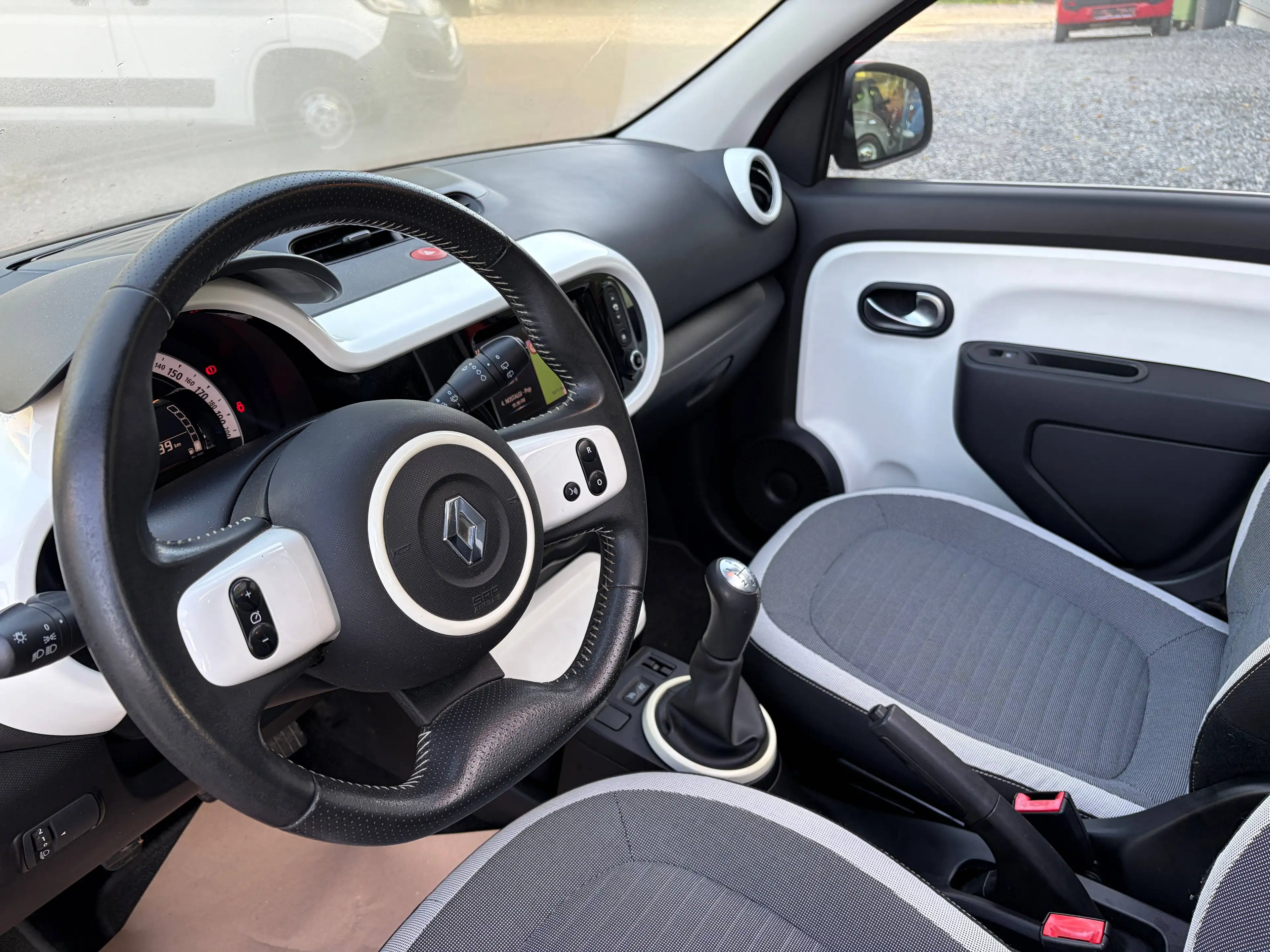 Renault Twingo Twingo 1.0i SCe Intens S — photo 9