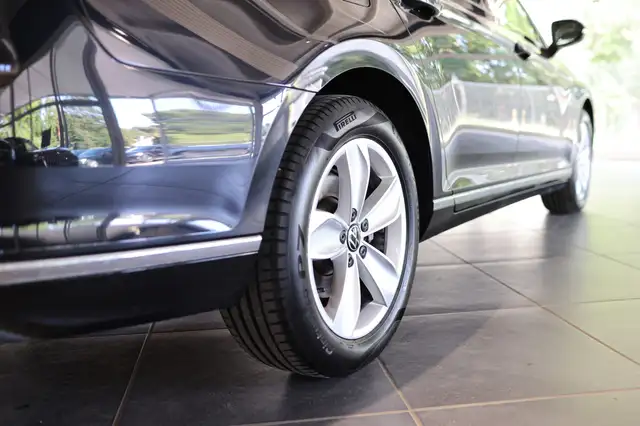 Volkswagen Passat view 7