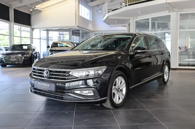 Volkswagen Passat view 3