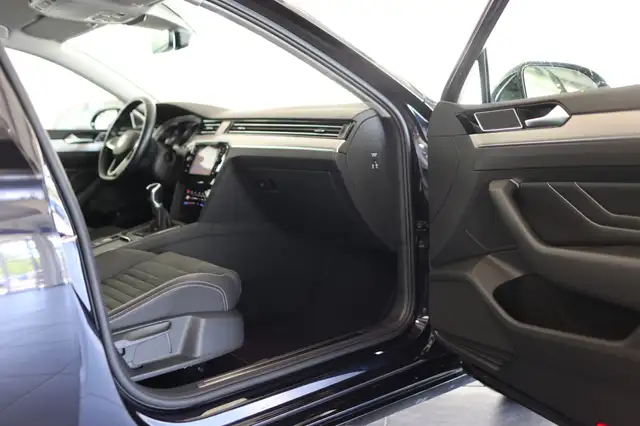 Volkswagen Passat view 11