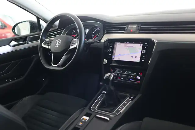 Volkswagen Passat view 8