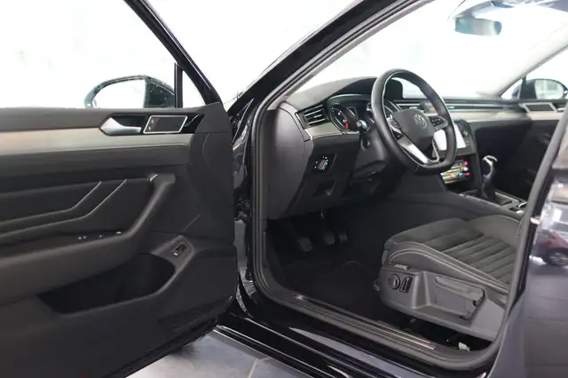 Volkswagen Passat view 9