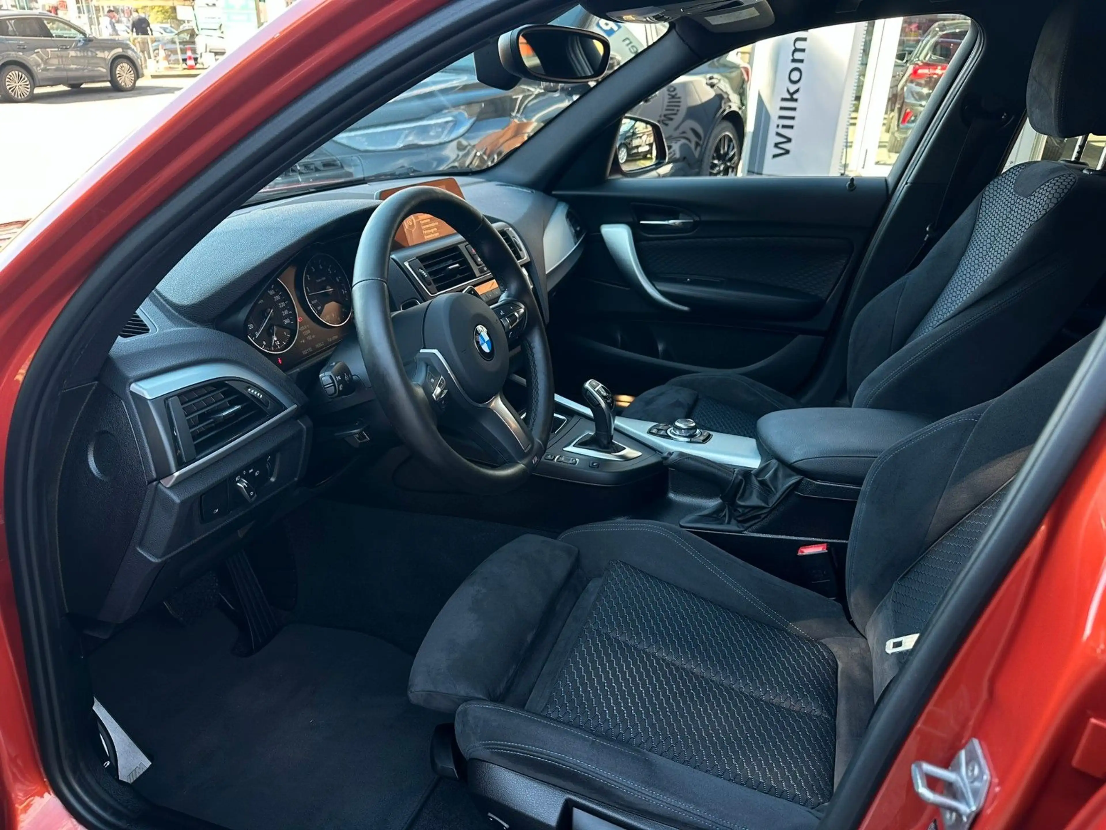 BMW 135 i x Drive Automatik *Navi/ PDC/ LED* — photo 9