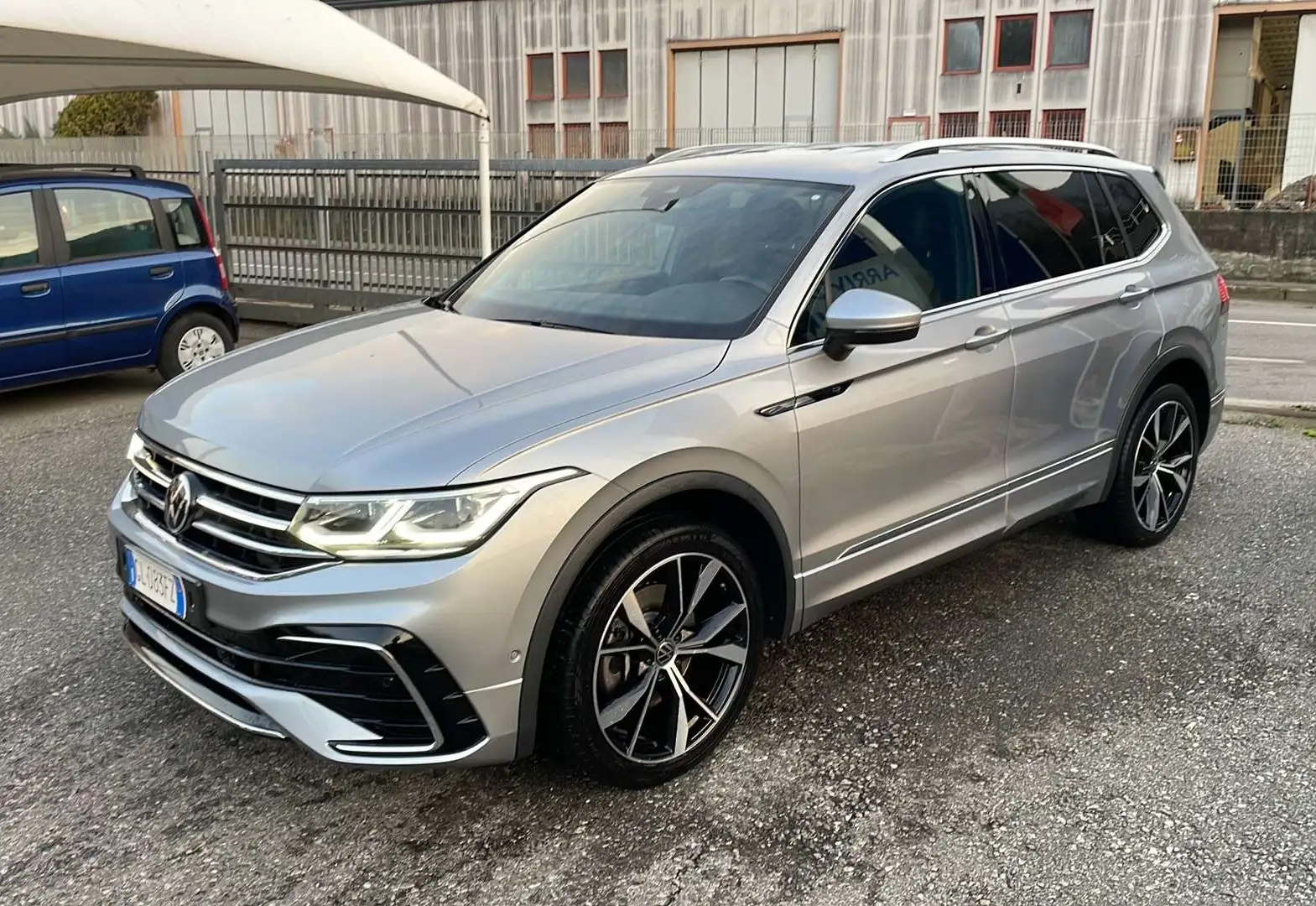 Volkswagen Tiguan Allspace 2.0 tdi R-Line 4motion 7posti dsg Grigio - 2