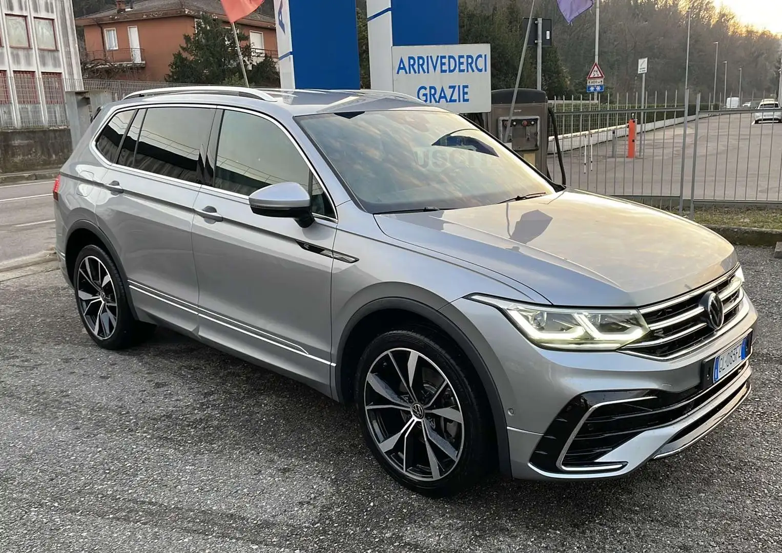 Volkswagen Tiguan Allspace 2.0 tdi R-Line 4motion 7posti dsg Grigio - 2