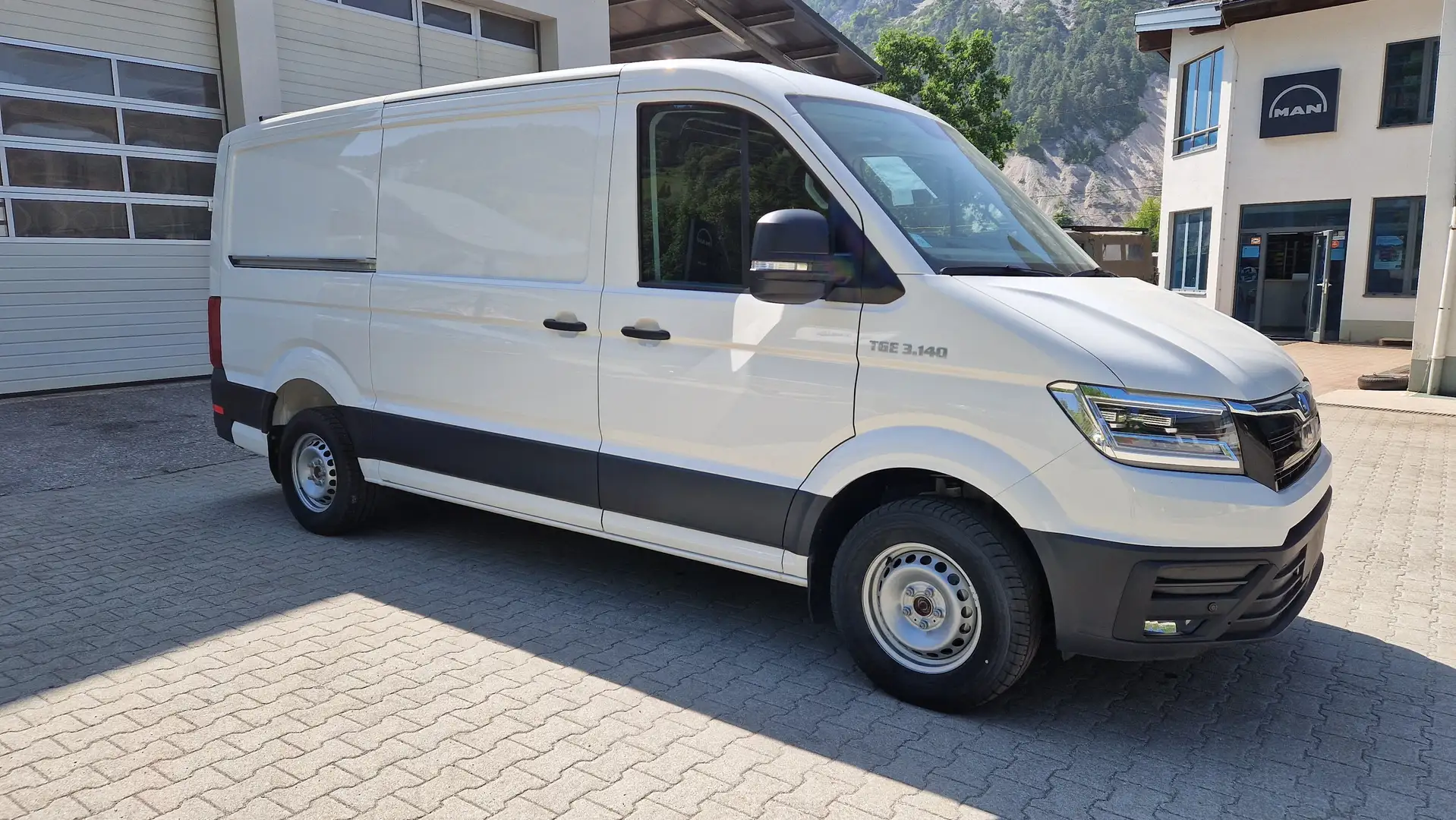 MAN TGE Kastenwagen L3H2 Weiß - 2