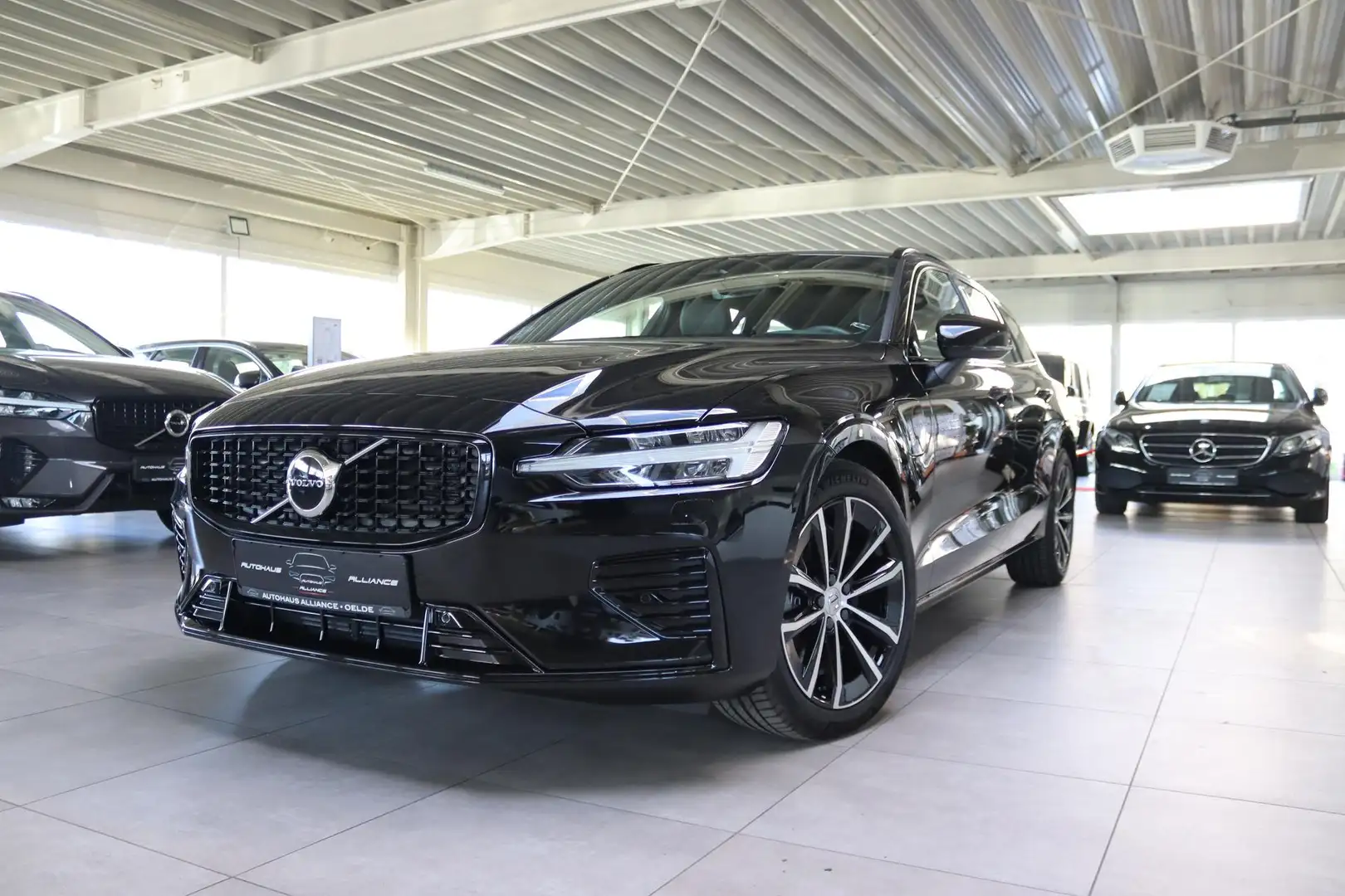 Volvo V60 V 60 T6 Twin Engine AWD Plus Dark Plug-In 257 k... Schwarz - 1