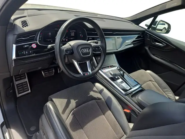Audi SQ7 view 4