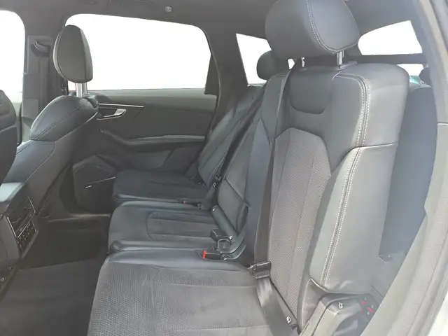 Audi SQ7 view 10