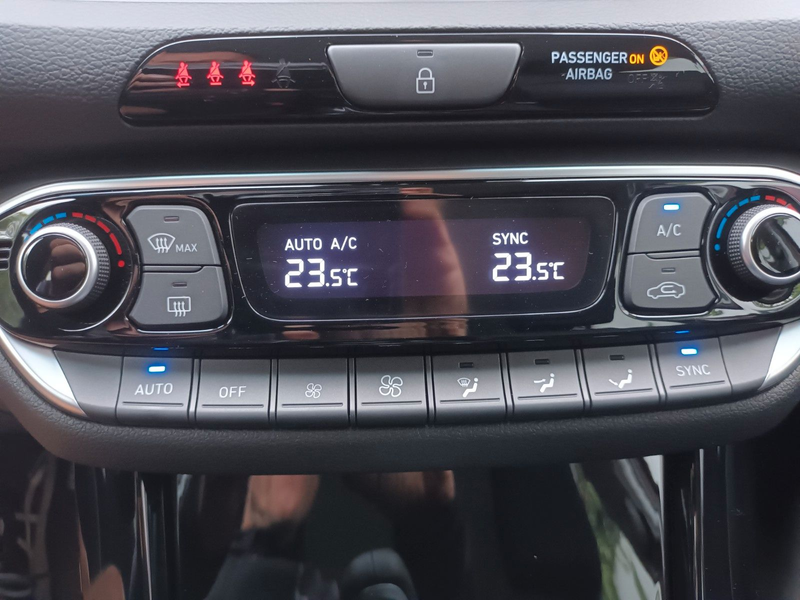 Hyundai i30 KOMBI 1.5 STYLE LED+NAVI+SHZ+KAMERA+KEYLESS! — photo 10