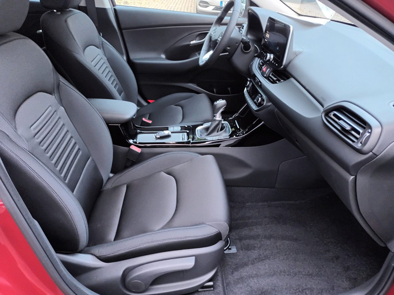 Hyundai i30 KOMBI 1.5 STYLE LED+NAVI+SHZ+KAMERA+KEYLESS! — photo 4