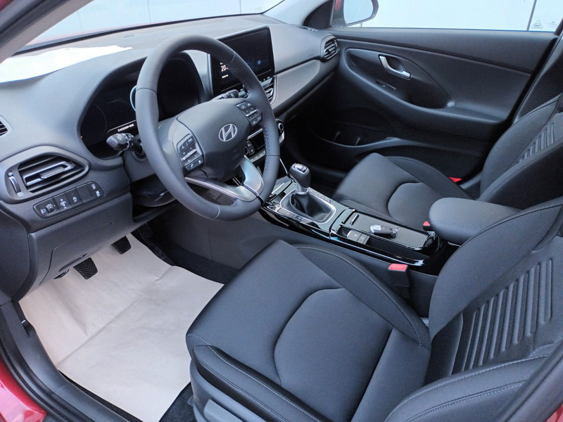 Hyundai i30 KOMBI 1.5 STYLE LED+NAVI+SHZ+KAMERA+KEYLESS! — photo 3