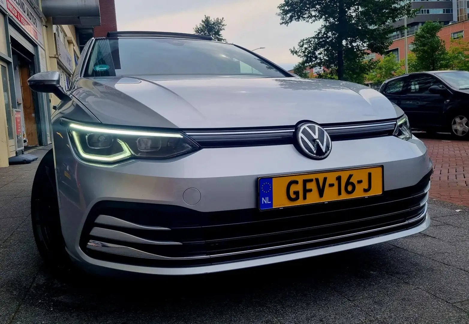 Volkswagen Golf 1.5 eTSI R-Line Business Grijs - 1