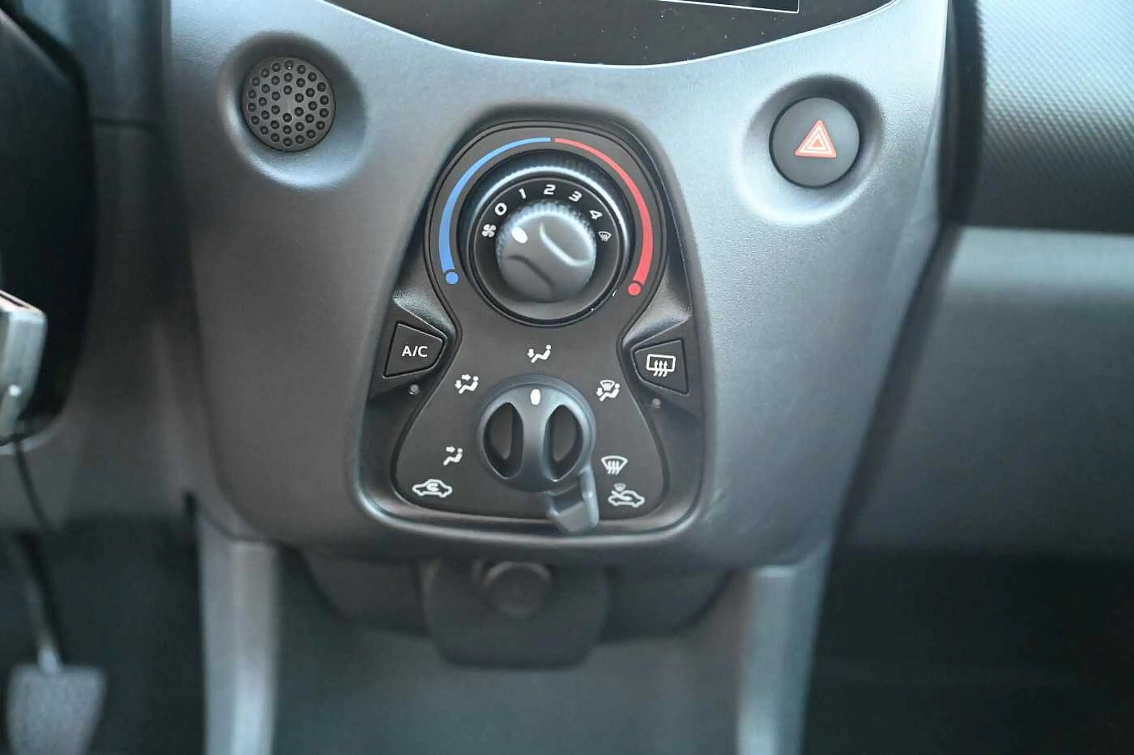 Toyota Aygo 5-Türer x — photo 10