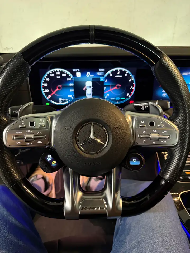 Mercedes-Benz CLS снимка Mercedes-Benz CLS