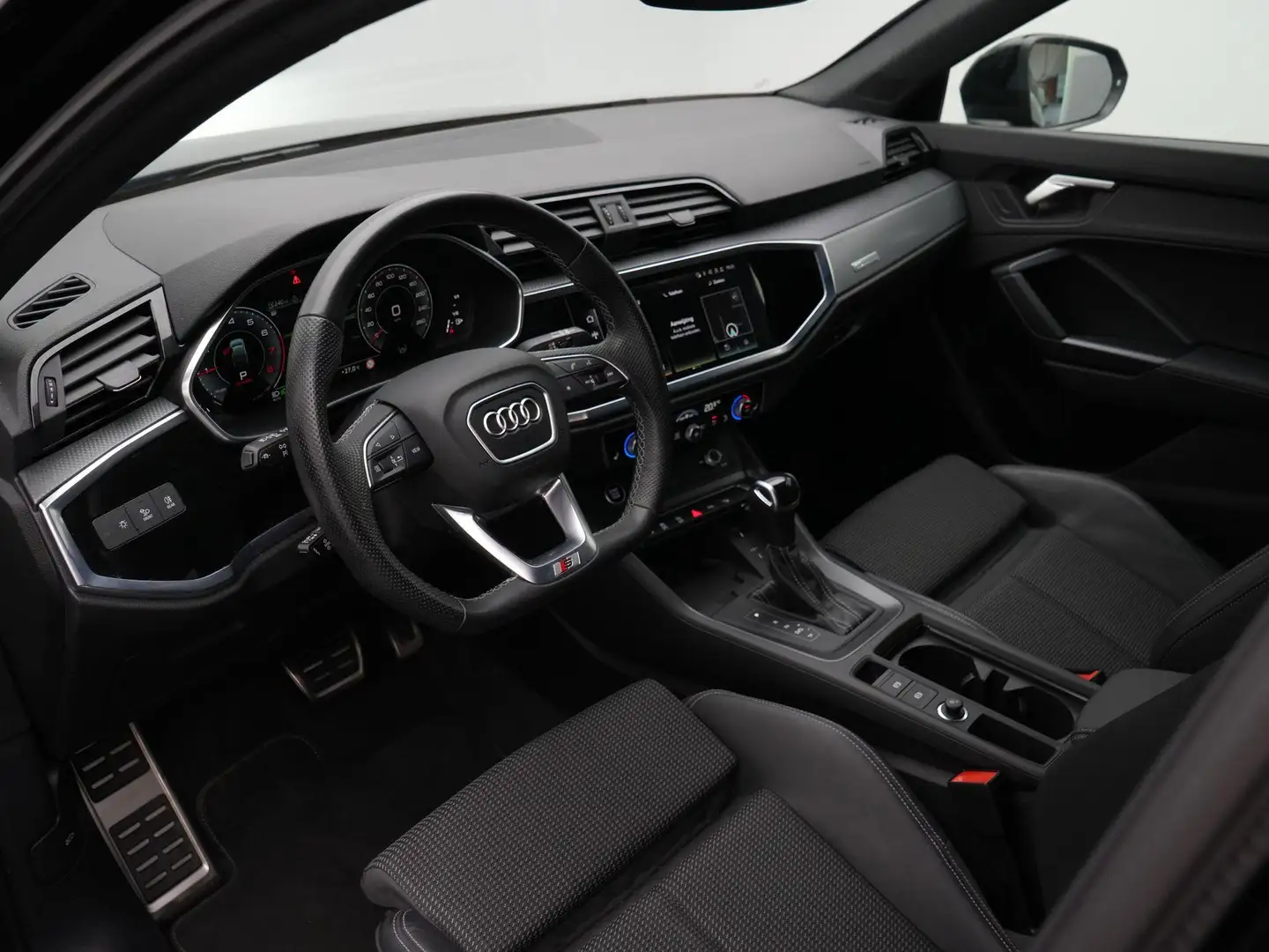 Audi Q3 Sportback 35 TFSI 150 pk S-tronic S Edition / S-Li Zwart - 2