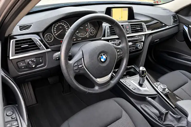 BMW 320 view 9