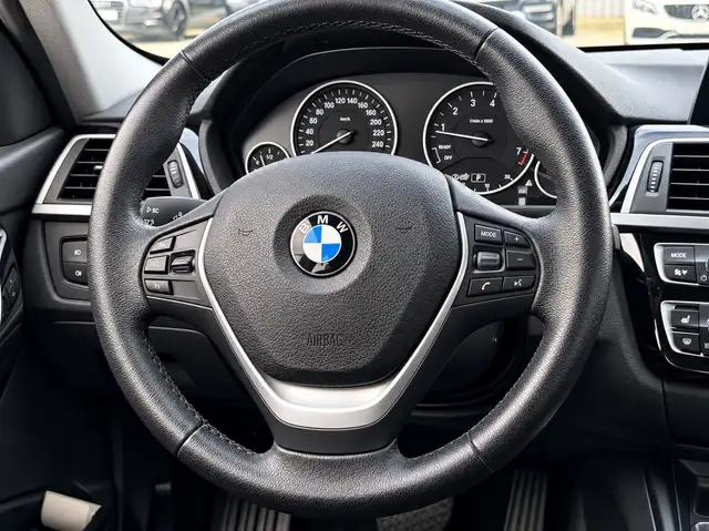 BMW 320 view 12
