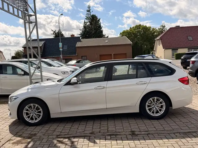 BMW 320 view 3
