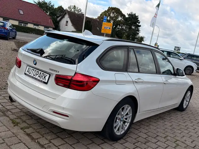 BMW 320 view 5