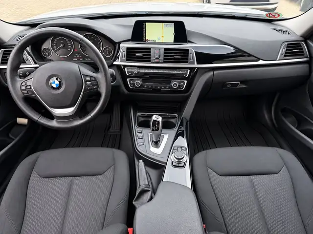BMW 320 view 10