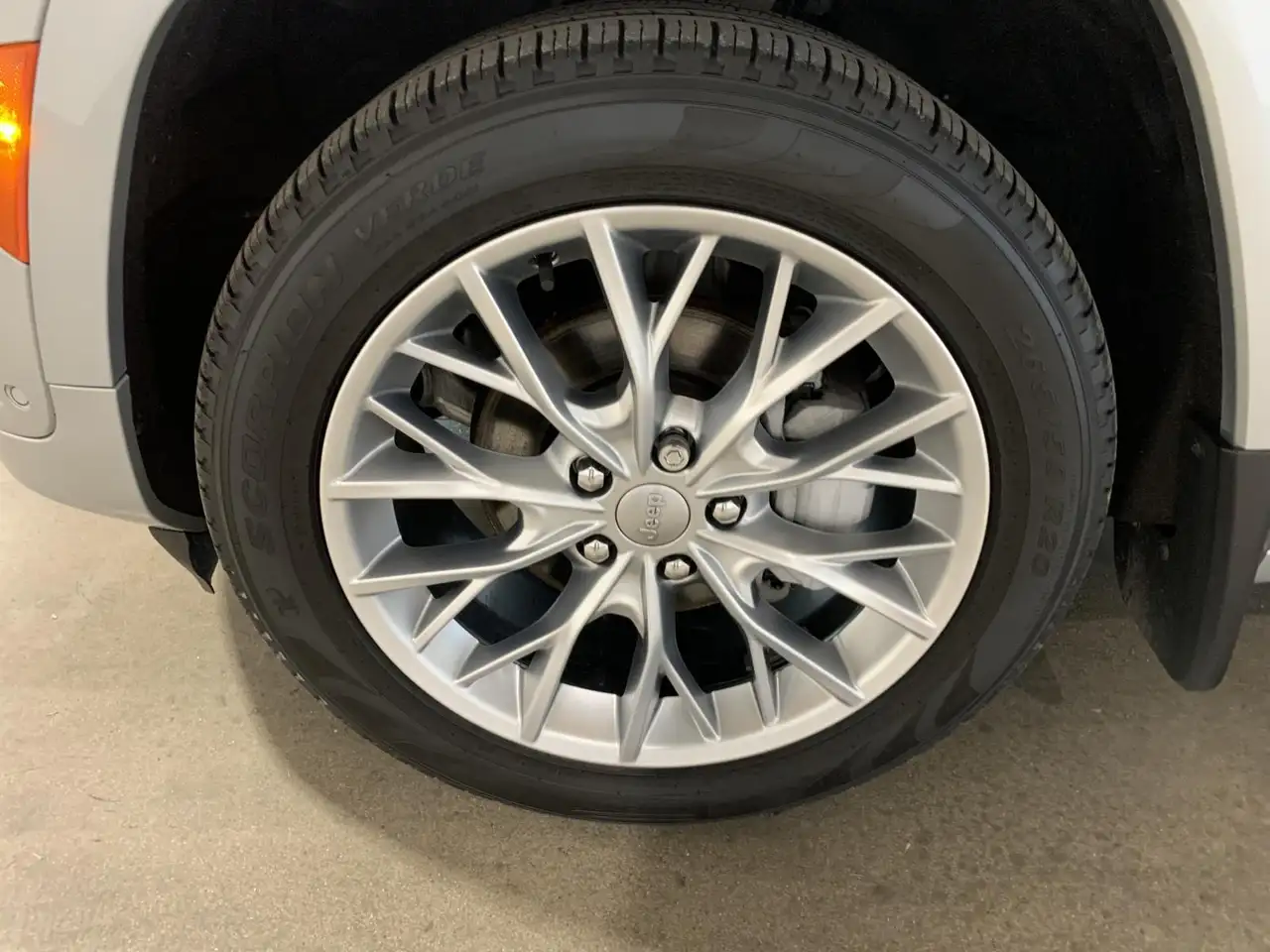 Jeep Grand Cherokee снимка Jeep Grand Cherokee