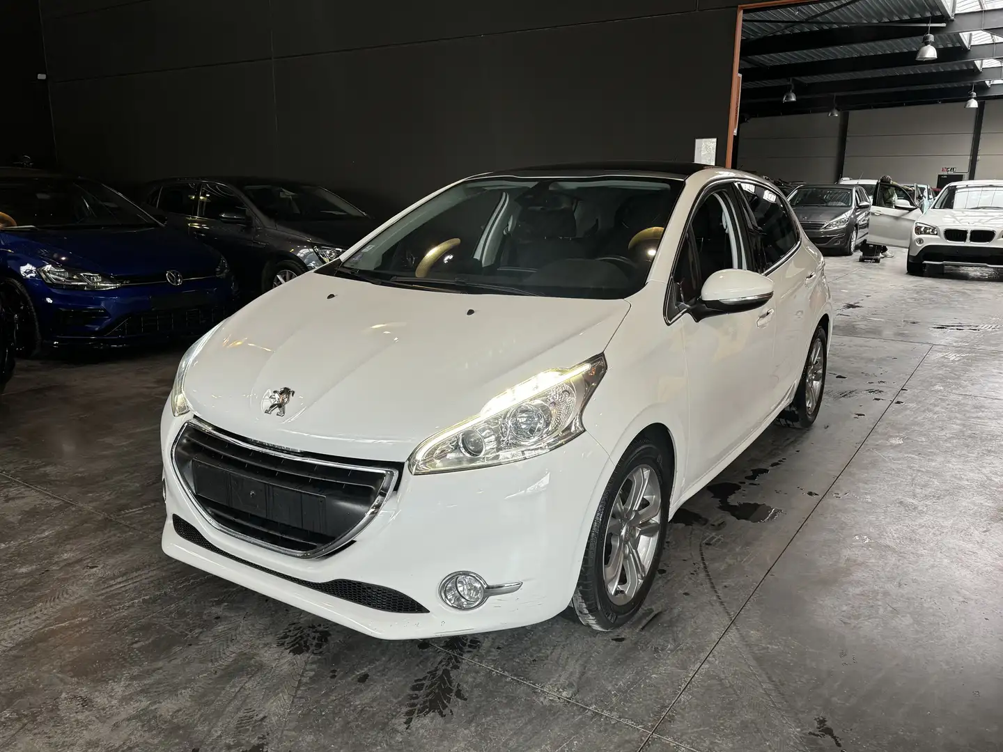 Peugeot 208 1.2i - A/C- MEDIA/TEL - LIM/REG - NAVI - TOIT PANO Blanc - 1