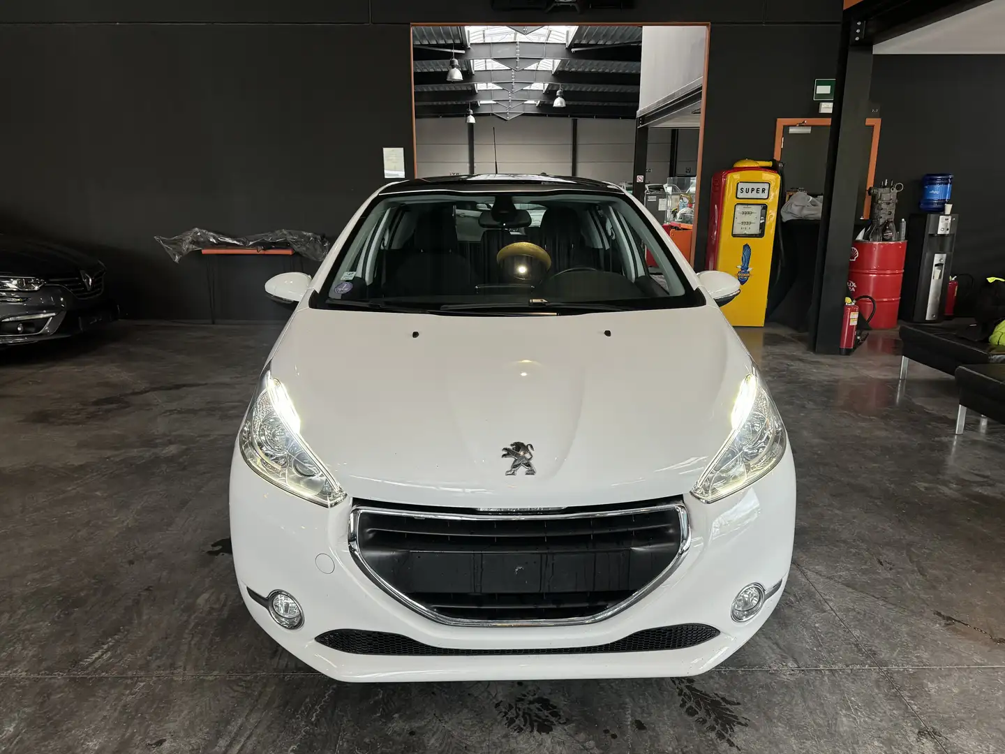 Peugeot 208 1.2i - A/C- MEDIA/TEL - LIM/REG - NAVI - TOIT PANO Blanc - 2