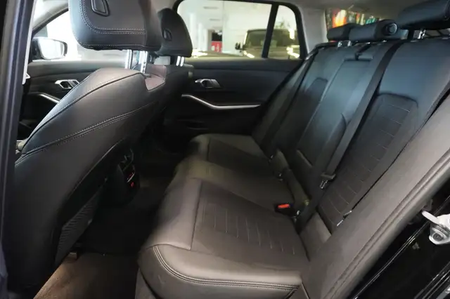 BMW 3 Series view 9