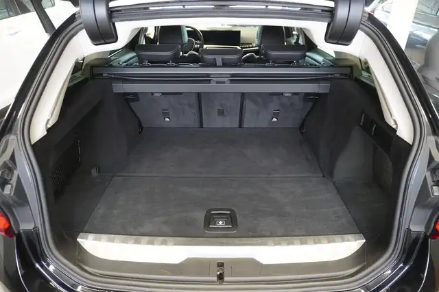 BMW 3 Series view 10
