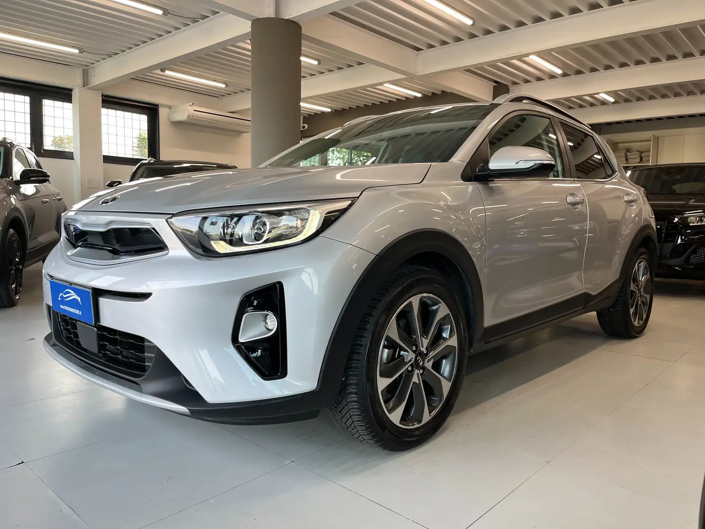 Kia Stonic 1.6 CRDI 110cv Energy Plateado - 2
