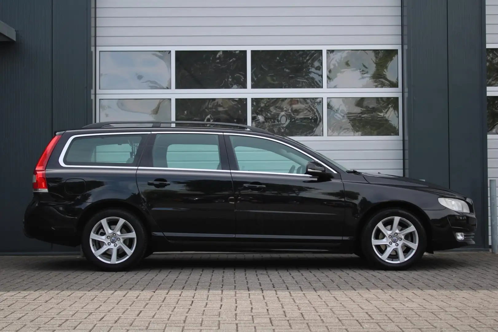 Volvo V70 1.6 T4 Nordic+ Automaat Clima/Cruise/Navi/Xenon/Le Zwart - 2