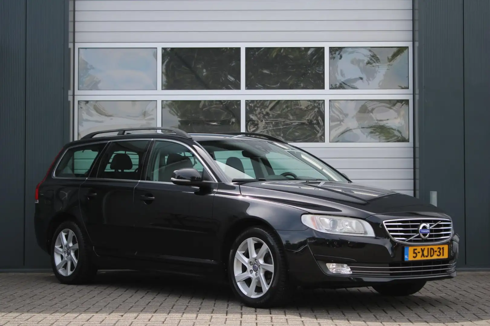Volvo V70 1.6 T4 Nordic+ Automaat Clima/Cruise/Navi/Xenon/Le Zwart - 1