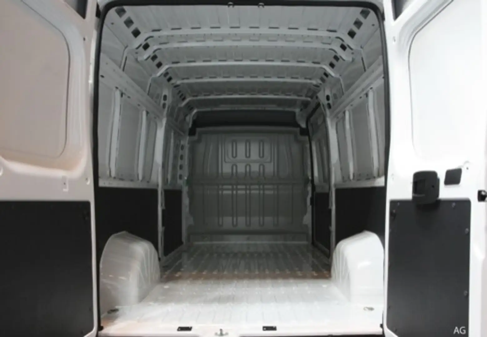 Peugeot Boxer Furgón 2.2BlueHDI 330 L1H1 Pack S&S 120 Blanco - 2