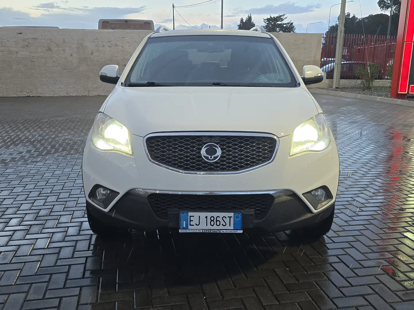 SsangYong Korando Korando 2.0 e-xdi Classy awd auto Weiß - 2