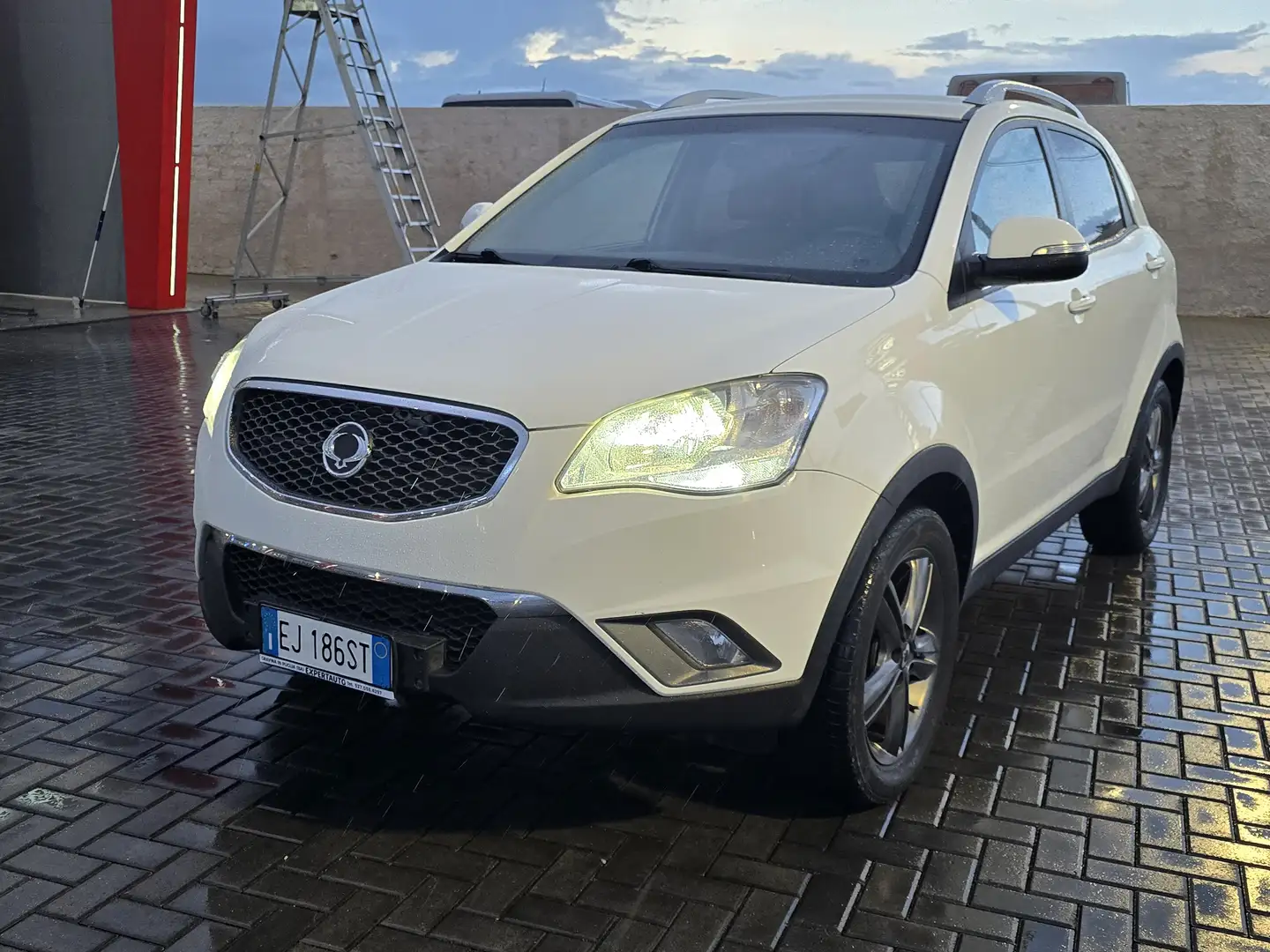 SsangYong Korando Korando 2.0 e-xdi Classy awd auto Weiß - 1