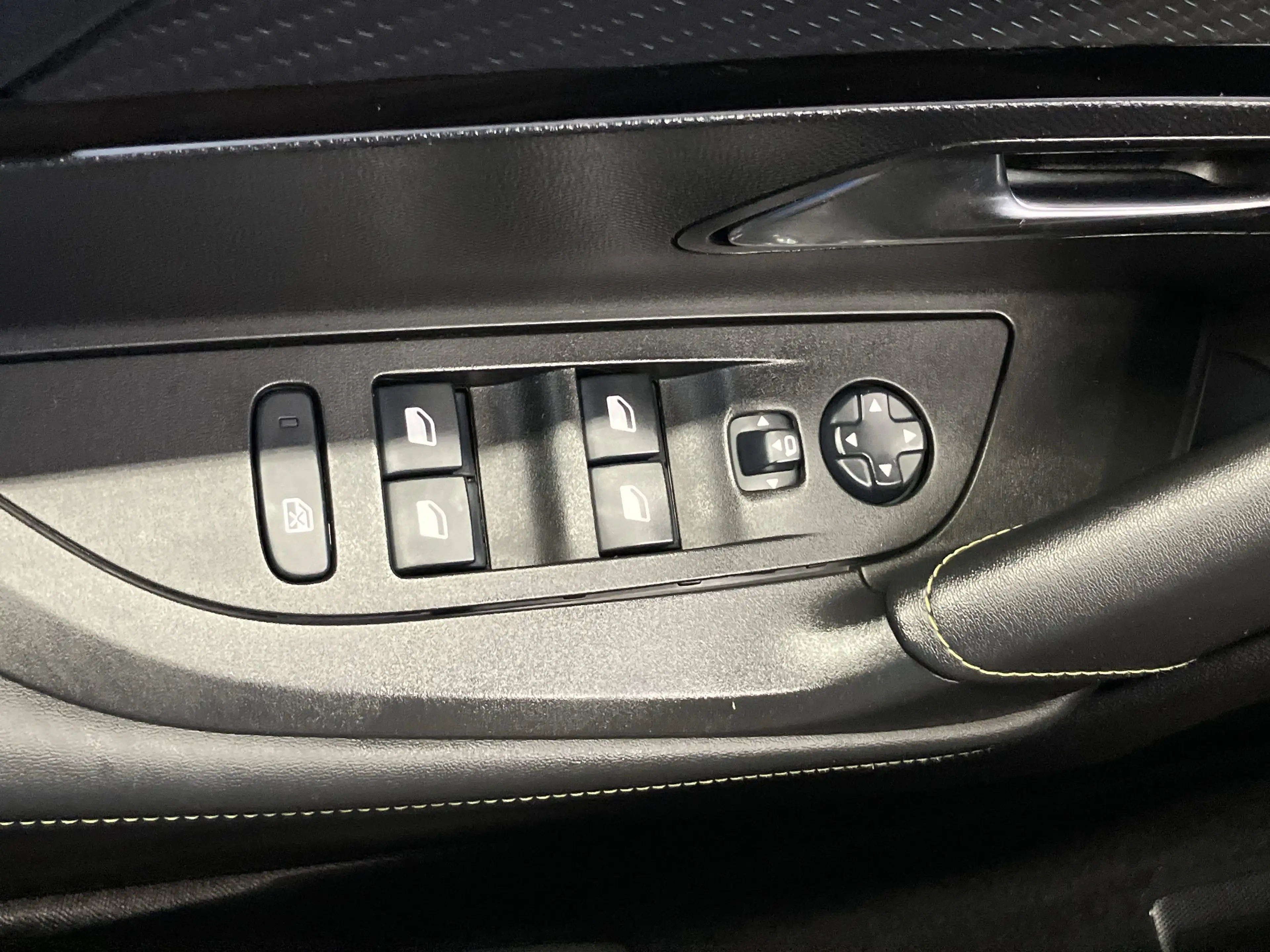 Peugeot 2008 1.2 PureTech 155 GT ACC+Panoramadach+Navi — photo 14